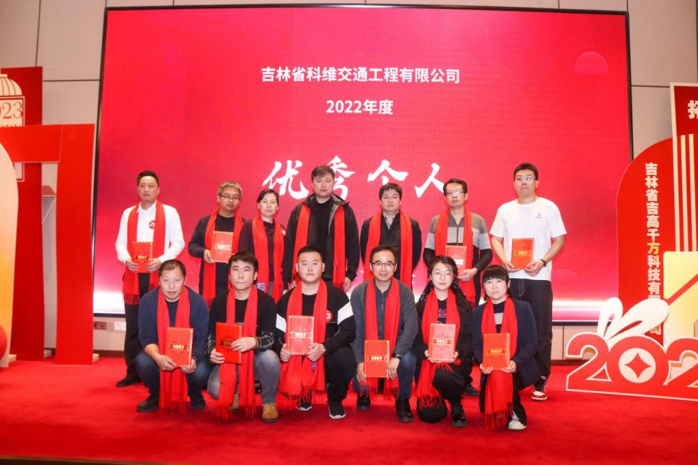 組織開(kāi)展拓展培訓(xùn)會(huì)