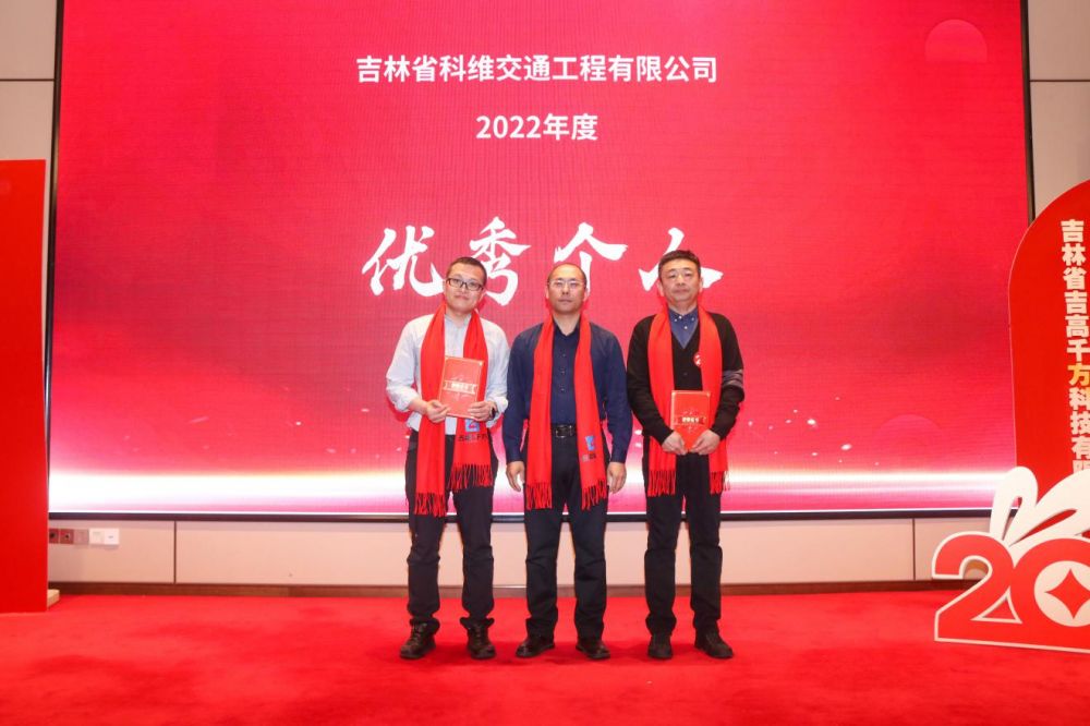 組織開(kāi)展拓展培訓(xùn)會(huì)